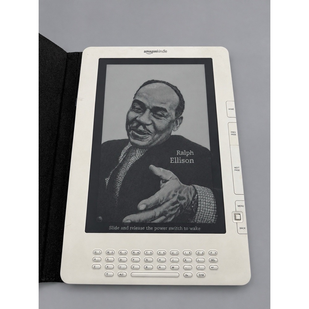 Amazon Kindle DX 2nd Gen E- Reader 9.7" White D00611 w/ Leather Case,Char Bundle